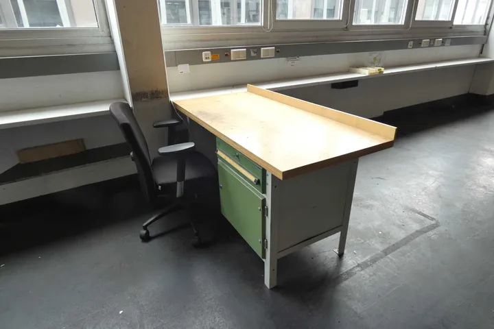 Werkbank mit Bürostuhl